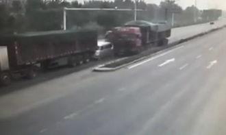 国产面包车撞车视频,国产面包车撞击事故现场直击