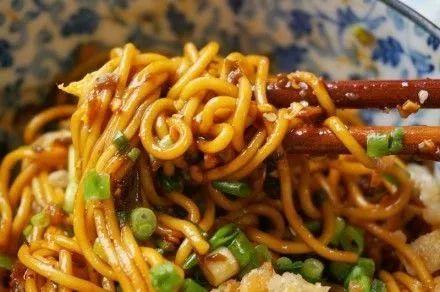 外国人吃国产拌面视频播放,一尝倾心，美味连连！