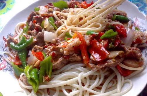 外国人吃国产拌面视频播放,一尝倾心，美味连连！